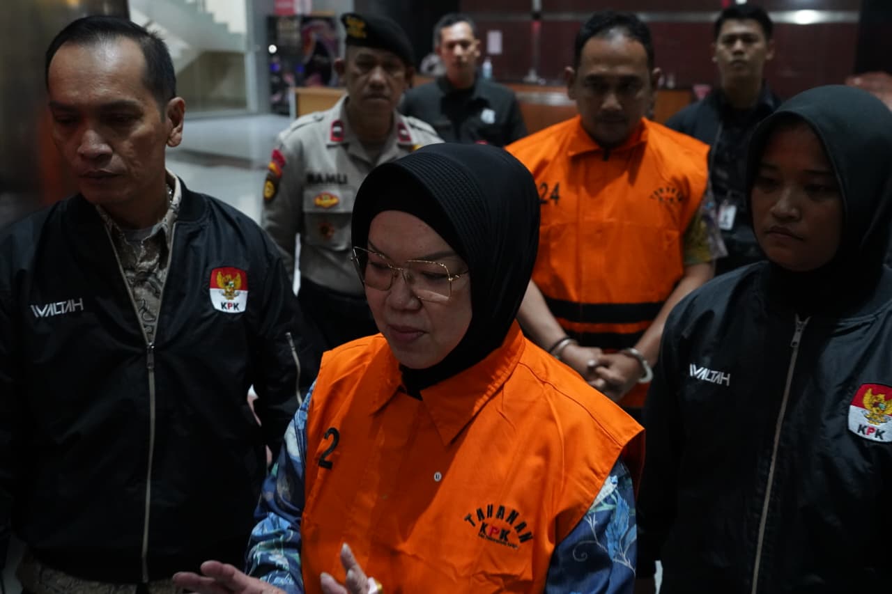 Bupati Sukoharjo nonaktif Etik Suryani (ETS) kenakan rompi tahanan KPK. (BeritaNasional/Panji)