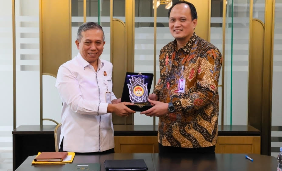 Direktur Labuksi KPK Mungki Hadipratikto (kanan) menyerahkan aset rampasan negara. (BeritaNasional/dok KPK)