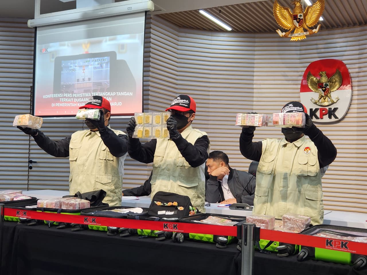 KPK memperlihatkan barang bukti uang rupiah dugaan tipikor pemerasan di Pemerintah Kabupaten Sukoharjo. (BeritaNasional/Panji)