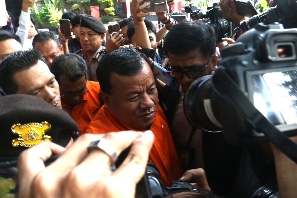 Bupati Kuantan Singingi Suhardiman Amby berjalan usai menjalani pemeriksaan di Gedung Merah Putih KPK, Jakarta, Rabu (1/7/2026). (Berita nasional.com/Oke Atmaja)