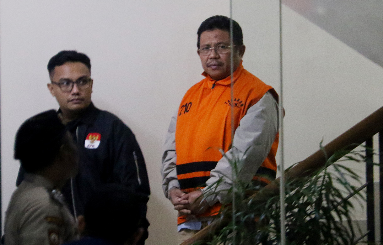 Bupati Lombok Barat Lalu Ahmad Zaini (kanan) berjalan menuju mobil tahanan usai menjalani pemeriksaan di Gedung Merah Putih KPK, Jakarta, Selasa (21/7/2026). (Beritanasional.com/Oke Atmaja)