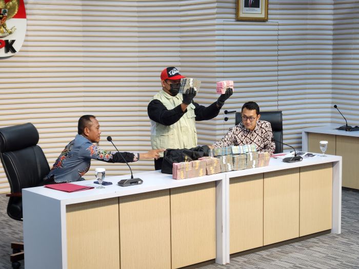 Barang bukti dugaan korupsi di lingkungan Pemkab Lombok Barat. (BeritaNasional/Panji Septo)