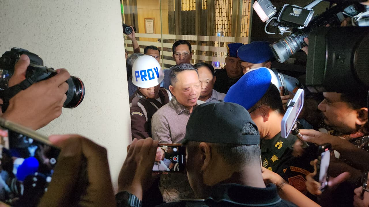 Tersangka TPPU Febrie Ardiansyah memberikan keterangan pers usai diperiksa. (BeritaNasional/Panji)