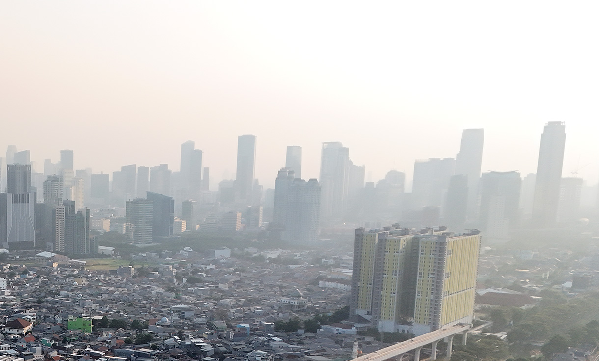 Kabut polusi udara menyelimuti kawasan di Jakarta, Kamis(16/7/2026).  (Beritanasional.com/Oke Atmaja)