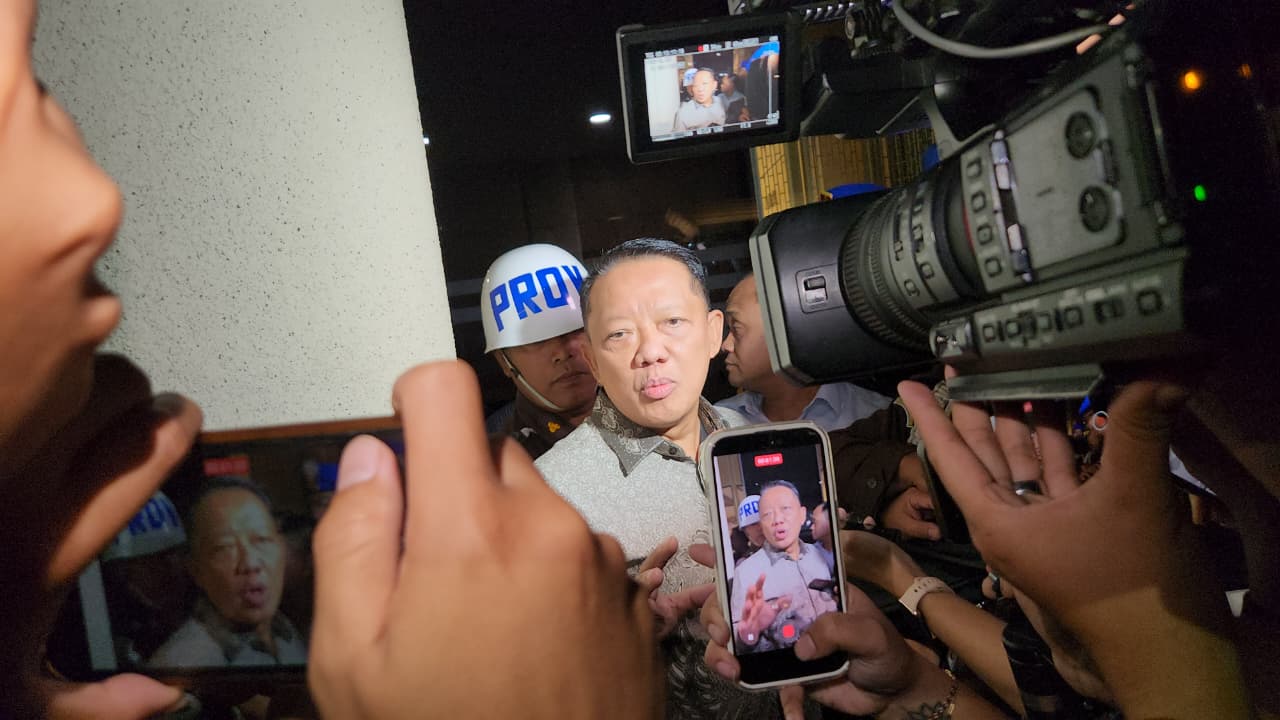 Tersangka eks Jampidsus Febrie Adriansyah setelah diperiksa di Kejagung. (BeritaNasional/Panji)
