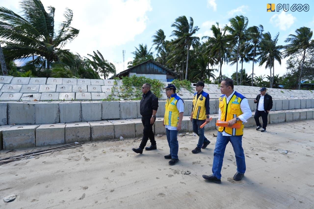 Tim Kementerian PU mengecek pantai Lampu Satu Papua Selatan. (BeritaNasional/KemenPU)