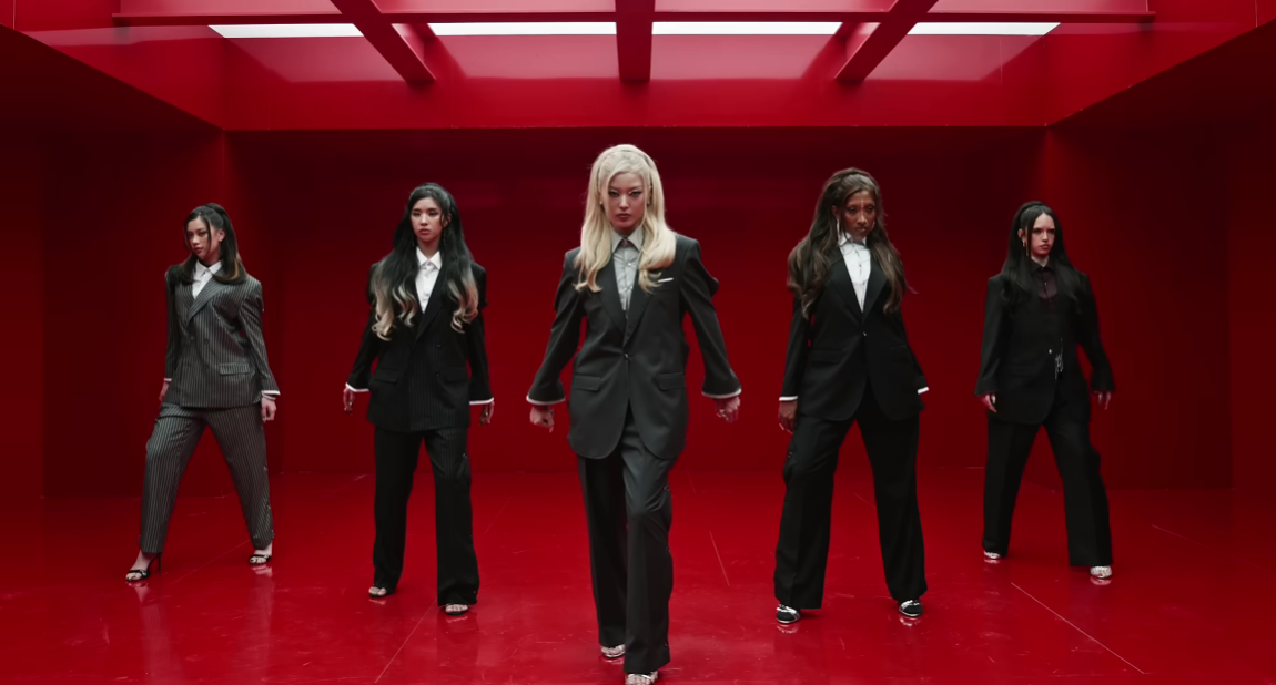 klip video lagu Animal oleh KATSEYE. (Foto/YouTube HYBE Labels)