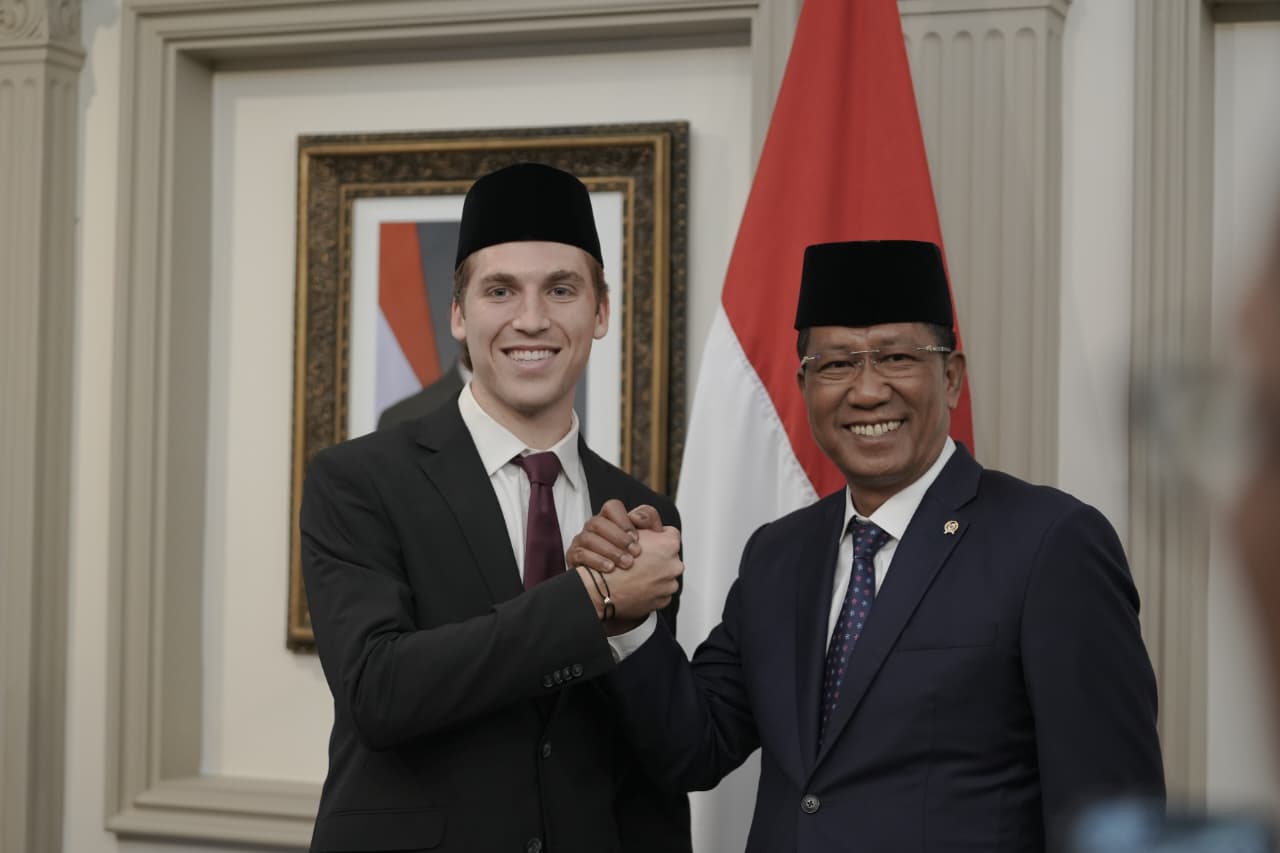 Luke Anthony Vickery bersalaman dengan Menteri Hukum Supratman Andi Agtas usai bersumpah WNI. (BeritaNasional/istimewa)