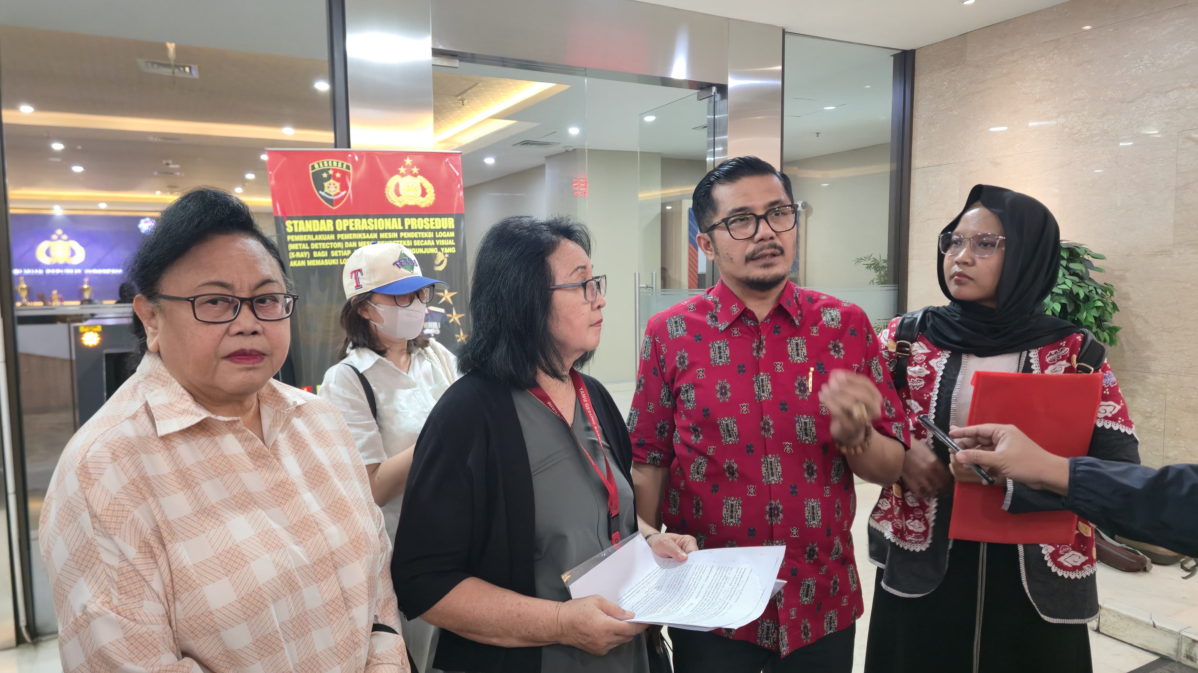 Eks Guru Besar IPB Prof. Ing Mokoginta didampingi BBHAR PDIP ke Bareskrim Polri, Jakarta, Kamis (9/7/2026). (BeritaNasional/Bachtiar)