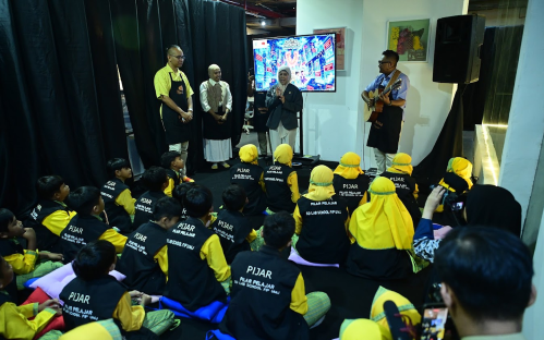 Menkomdigi Meutya Hafid (dua dari kanan) saat peringatan HAN 2026. (Foto/doc. Kemkomdigi)