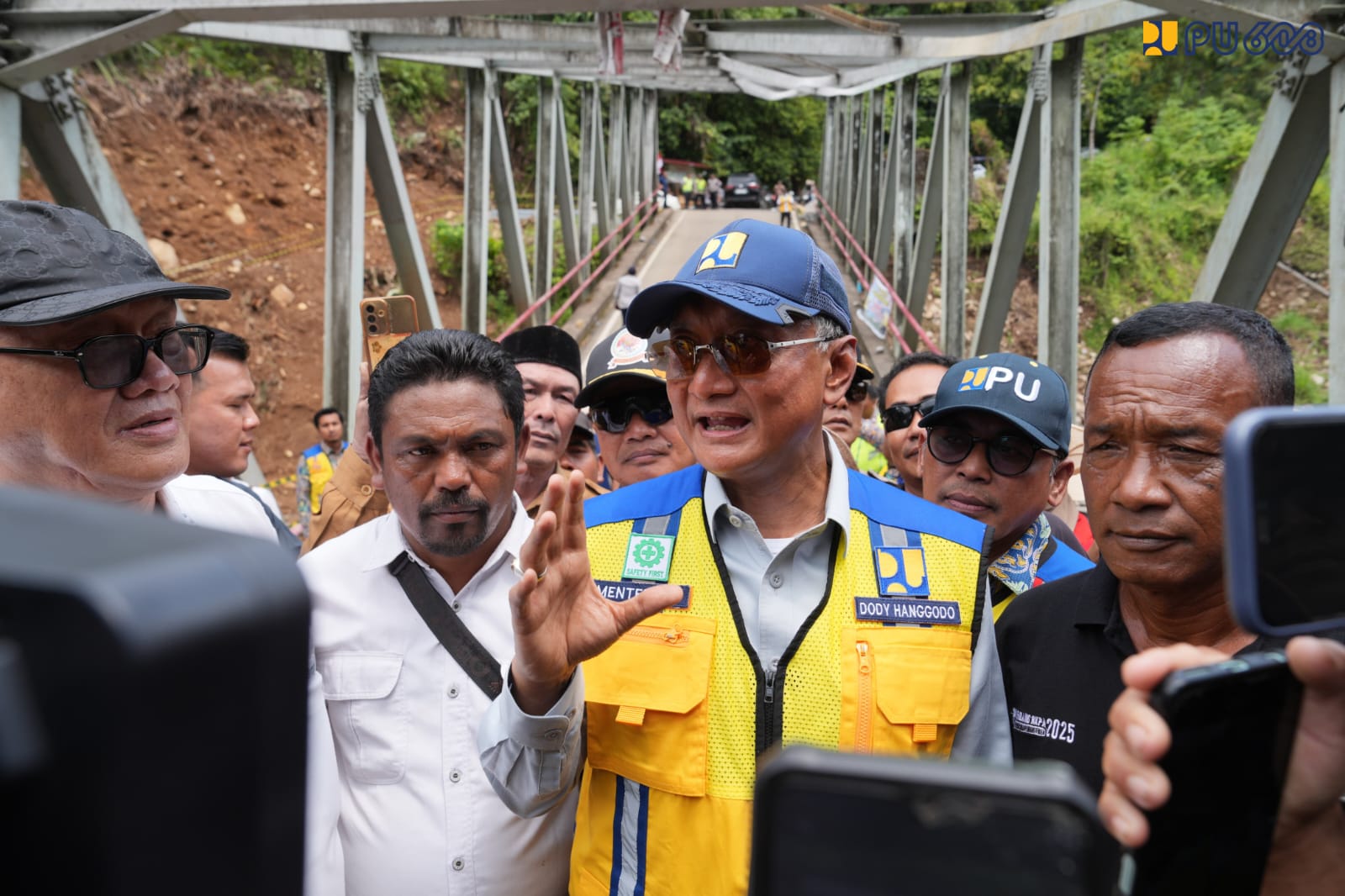 Menteri PU Dody Hanggodo memberikan keterangan pers di Aceh. (BeritaNasional/KemenPU)