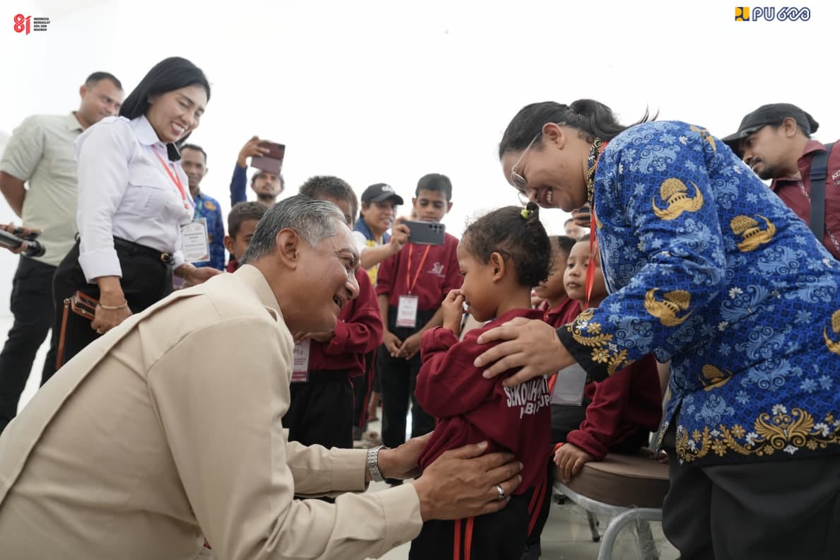 Menteri PU Dody Hanggodo berbicara dengan salah satu murid Sekolah Rakyat. (BeritaNasional/KemenPU)