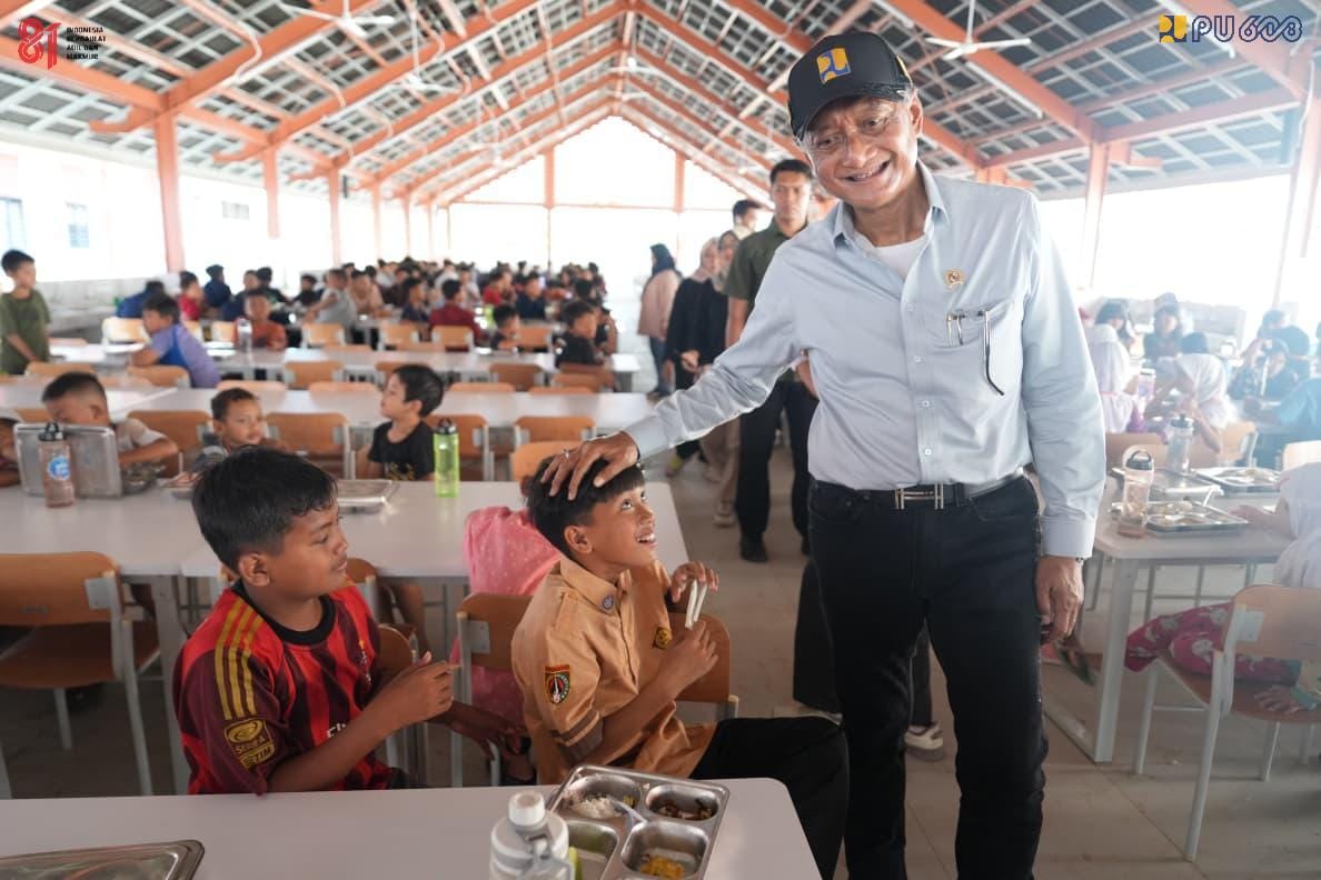 Menteri PU Dody Hanggodo sapa siswa Sekolah Rakyat. (BeritaNasional/dok KemenPU)