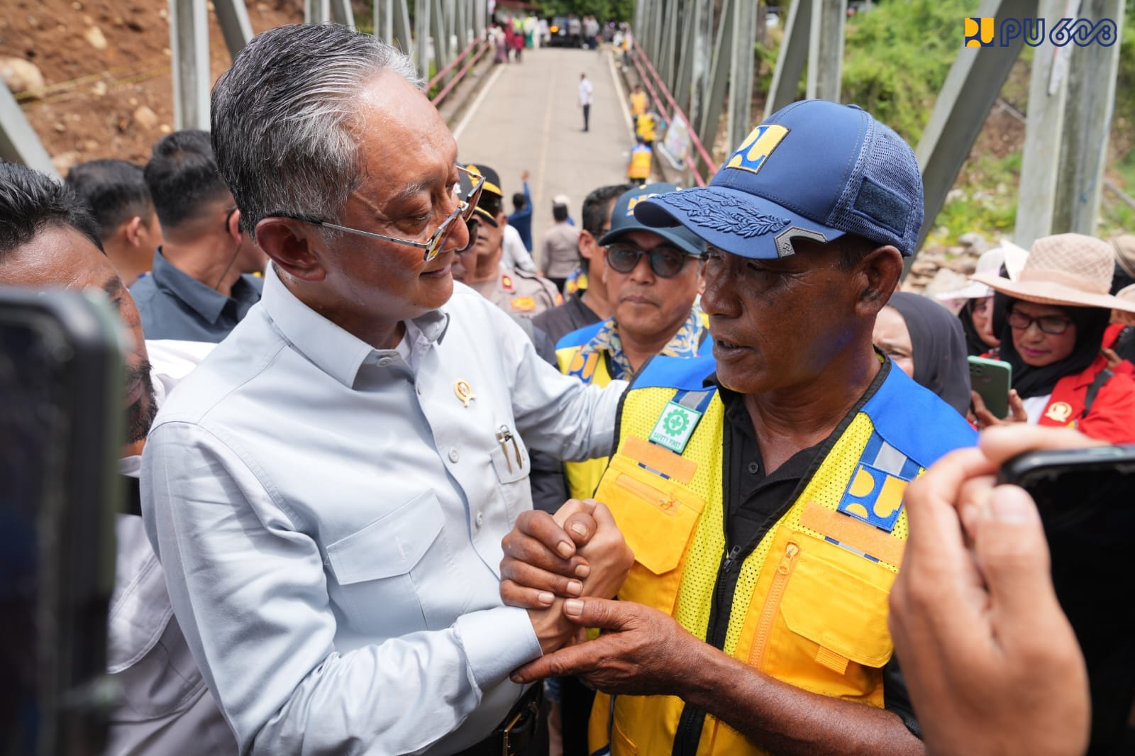 Menteri PU Dody Hanggodo sematkan rompi kuning kepada Syahrial. (BeritaNasional/KemenPU)