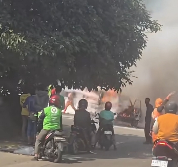 Mobil terbakar di SPBU Tanjung Barat, Jagakarsa, Jaksel, Minggu (26/7/2026). (BeritaNasional/IG Jagakarsa Info)