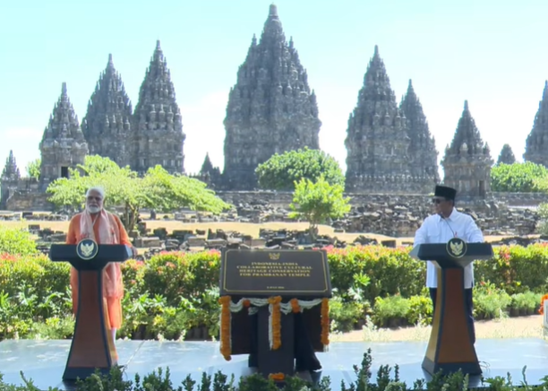 Presiden RI Prabowo Subianto (kanan) dan PM India Narendra Modi (kiri) di Candi Prambanan, Yogyakarta, Rabu (8/7/2026). (BeritaNasional/YT Setpres)