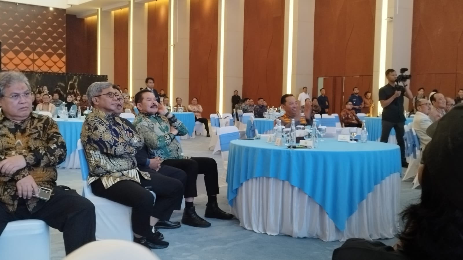 Kapolri Jenderal Listyo Sigit Prabowo dan Jaksa Agung ST Burhanuddin duduk satu meja di peluncuran buku Ketua Komisi III DPR, Jakarta, Selasa (14/7/2026). (BeritaNasional/Ahda)