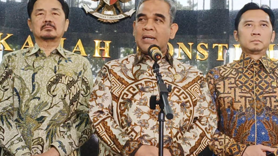 Ketua MPR RI Ahmad Muzani bersama wakil pimpinan memberikan keterangan pers seusai rapat bersama di MK. (BeritaNasional/Ahda)