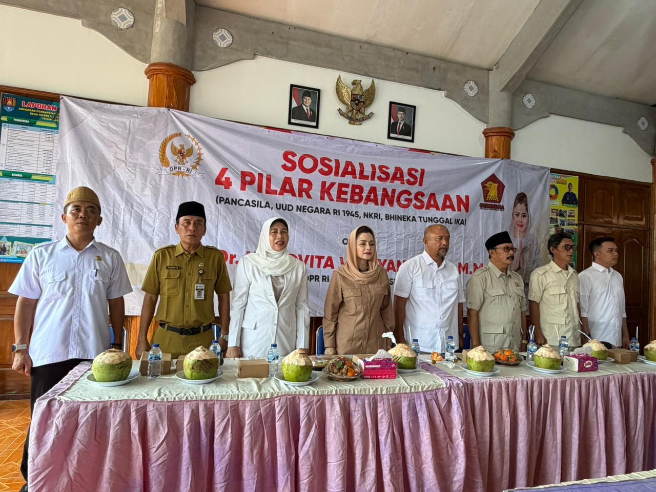 Anggota MPR RI Novita Wijayanti (tengah) saat menggelar Sosialisasi Empat Pilar MPR RI di Kabupaten Cilacap. (Foto/istimewa)