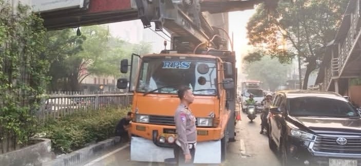 Truk pengangkut alat berat tersangkut di JPO kawasan Jalan Kapten Tendean, Jaksel. (BeritaNasional/Bachtiarudin Alam)