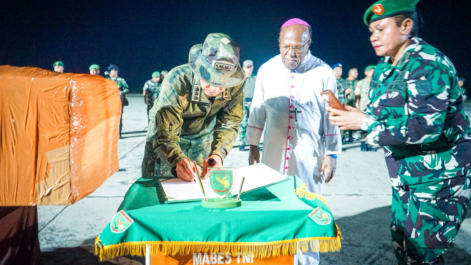 Pangkogabwilhan III Letjen TNI Lucky Avianto (kiri) mengawal penyerahan jenazah pilot PT AMA di Lanud Silas Papare. (Foto/Ist)