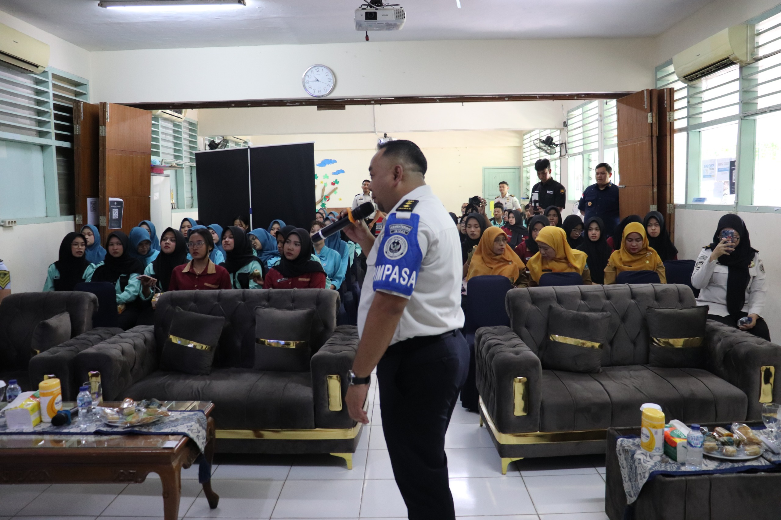 Kegiatan Petugas Imigrasi Pembina Desa (PIMPASA) Goes To School di SMKN 11 Jakarta, Selasa (14/7/2026). (BeritaNasional/Humas Imigrasi)