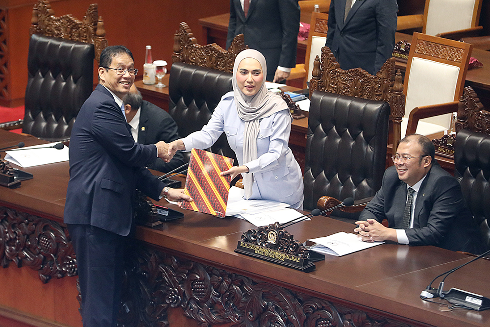 Menteri Keuangan Purbaya Yudhi Sadewa (kiri) menyerahkan berkas tanggapan pemerintah kepada Wakil Ketua DPR Sari Yuliati. (BeritaNasional/Elvis Sendouw)