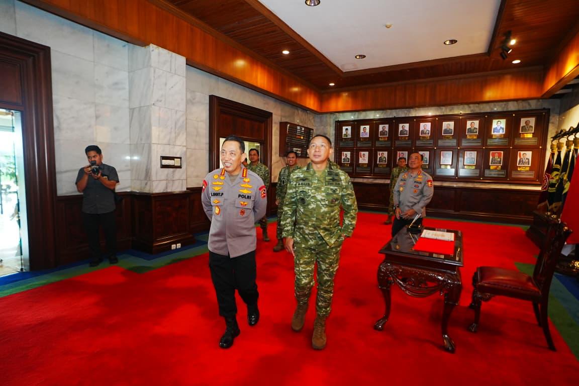 Kapolri Jenderal Listyo Sigit Prabowo (kiri) silaturahmi ke Panglima TNI Jenderal Agus Subiyanto (kanan) Mabes TNI di Cilangkap, Jakarta Timur, Senin (13/7/2026). (BeritaNasional/Humas Polri)