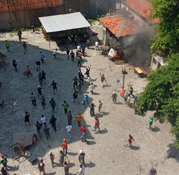 Sempat terjadi pembakaran saat bentrokan kelompok di Matraman-Menteng. (BeritaNasional/tangkapan layar)