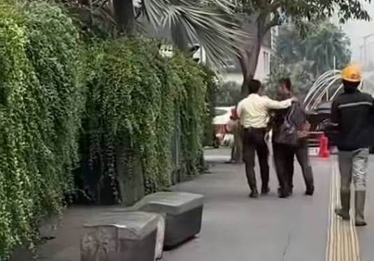 Satpam mengamankan sopir mobil Alpart yang menerobos. (BeritaNasional/tangkapan layar)