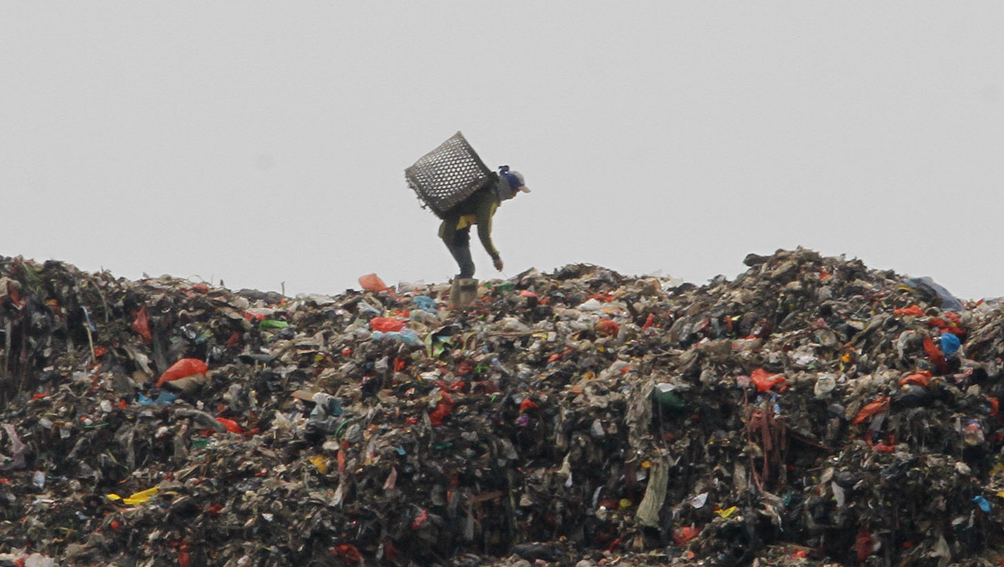 Seorang pria mengais rezeki di tumpukan sampah Bantargebang Jawa Barat. (BeritaNasional/Oke Atmaja)
