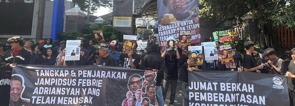 Aksi massa desak Jampidsus Febrie Adriansyah dicopot dari jabatannya. (BeritaNasional/Panji)