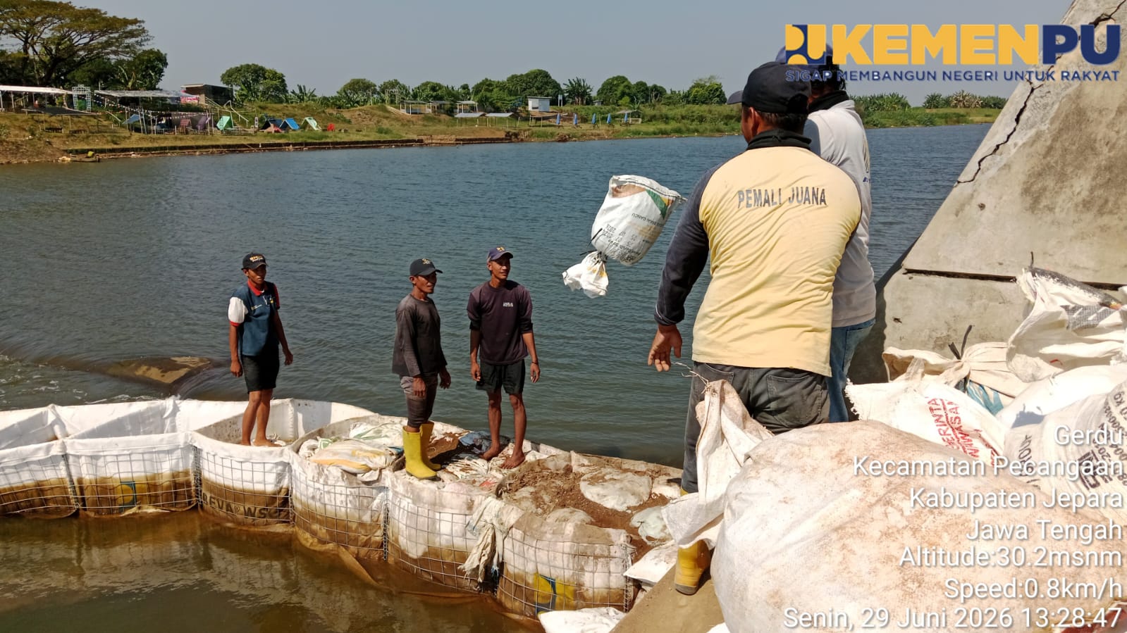 Pekerja mengerjakan penanganan darurat Bendung Karet Welahan Bum Jawa Tengah. (BeritaNasional/KemenPU)