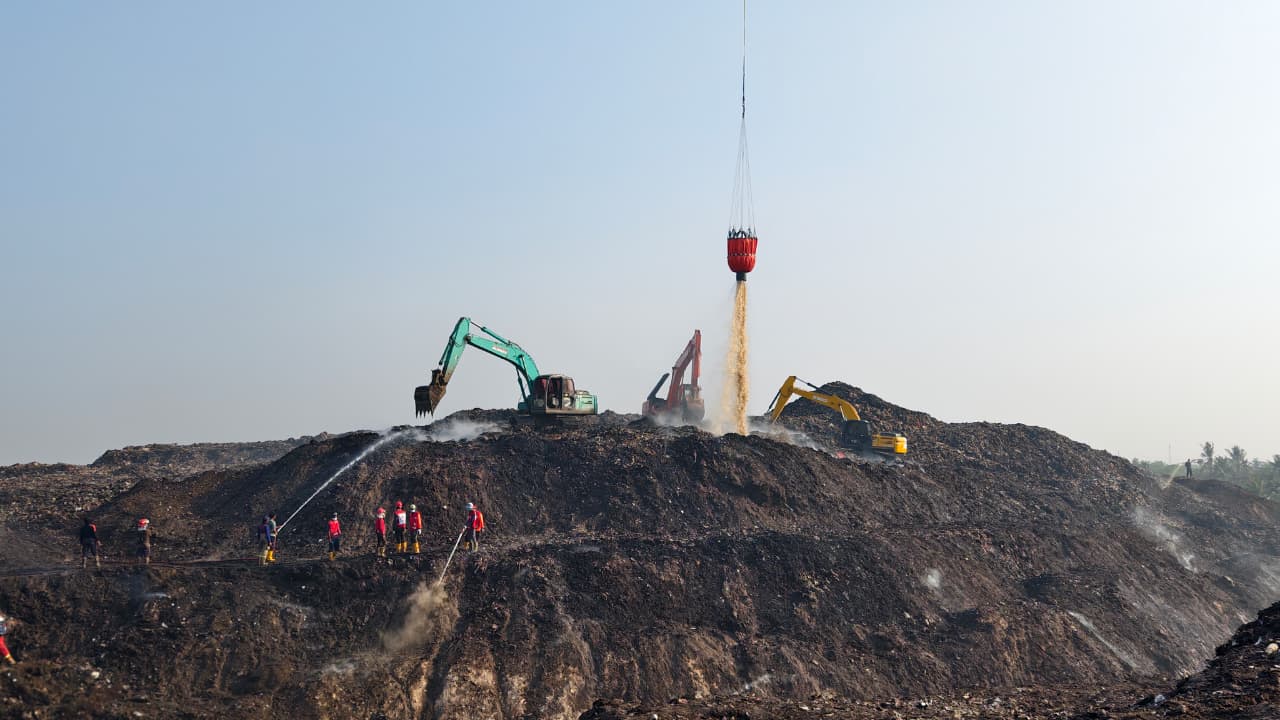 Tim berupaya memadamkan titik api di TPA Jatiwaringin Banten. (BeritaNasional/BNPB)