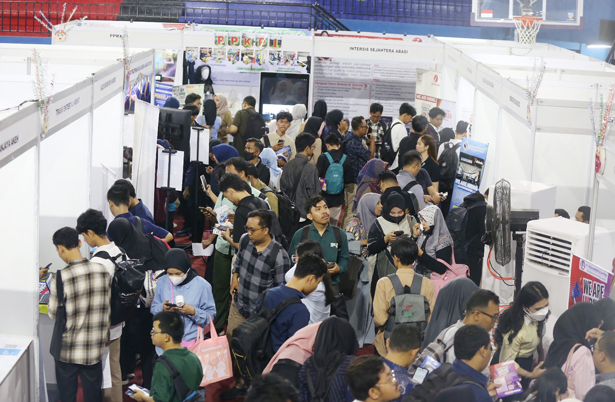 Pencari kerja mencari informasi lowongan pekerjaan pada kegiatan Job Fair yang digelar Pemkot Jakarta Timur di GOR Ciracas, Jakarta, Selasa (28 Juli 2028).  (Beritanasional.com/Oke Atmaja)