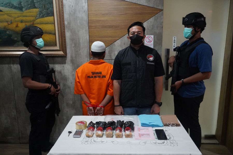 Pengedar narkoba di Bekasi, yang menyelundupkan Narkoba disamarkan dalam pakan burung. (Foto/Ist)