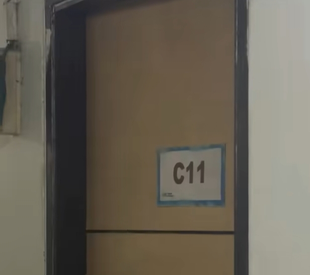 Kamar pintu kos yang penghuninya ditemukan tewas membusuk di Mampang Prapatan, Jaksel, Selasa (12/7/2026). (BeritaNasional/IG Jaksel Update)