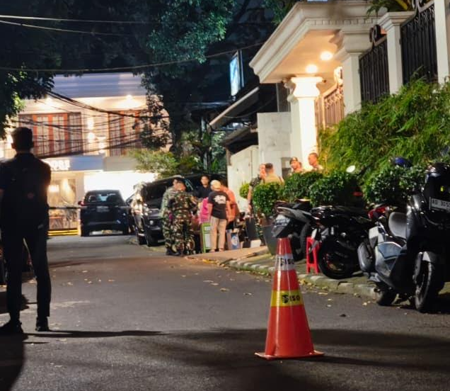 Sejumlah anggota TNI berjaga di rumah Jampidsus Ferbrie Adriansyah. (BeritaNasional/Bachtiarudin)