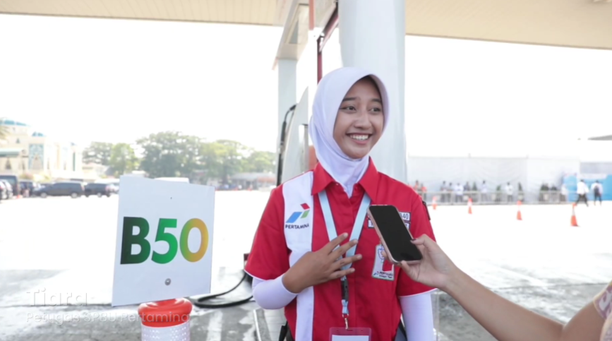 Salah seorang petugas SPBU saat peluncuran program B50. (Foto/Ist)