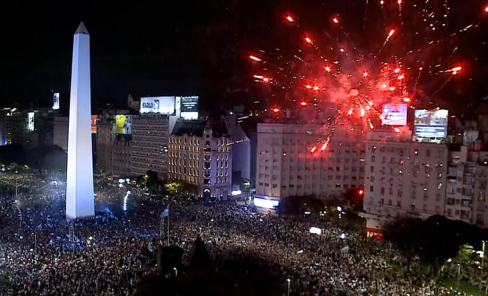 Ribuan suporter membanjiri Obelisk Buenos Aires, usai Argentina menang atas Inggris, Rabu (15/7/2026). (BeritaNasional/Viory)