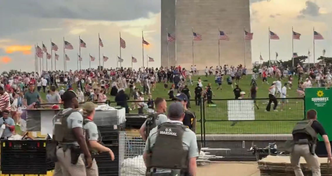 Warga berhamburan meninggalkan National Mall, Washington DC, jelang acara puncak peringatan Hari Kemerdekaan AS ke-250 Tahun, Sabtu (4/7/2026). (BeritaNasional/X Mike Carter TV)