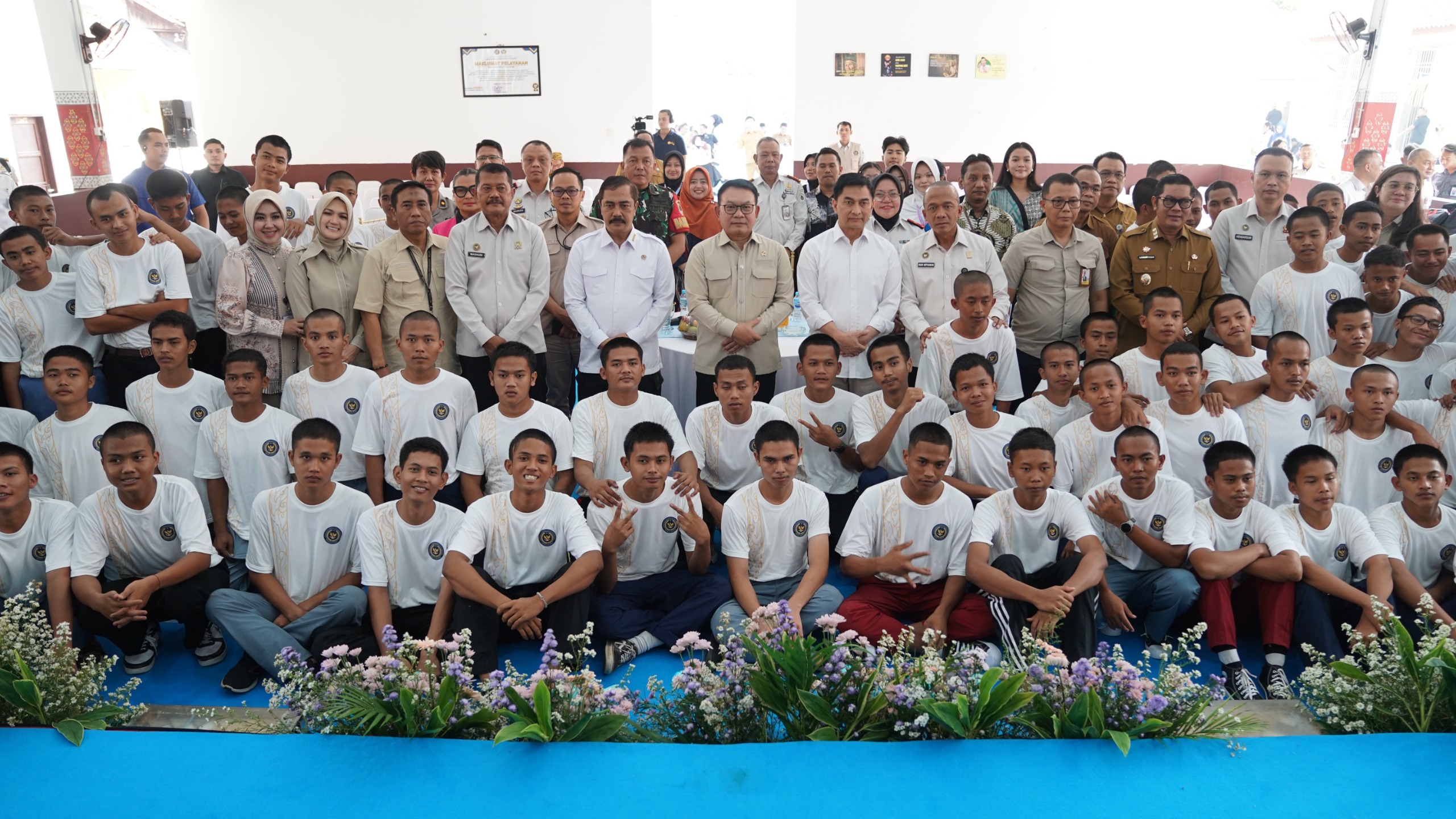 Menimipas Agus Andrianto berfoto bersama anak binaan. (BeritaNasional/istimewa)