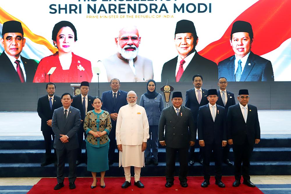 Pimpinan MPR/DPR/DPD Republik Indonesia bersama Presiden dan Wakil Presiden RI menerima kunjungan Perdana Menteri India di Kompleks Parlemen, Senayan, Jakarta. (BeritaNasional/Elvis Sendouw)