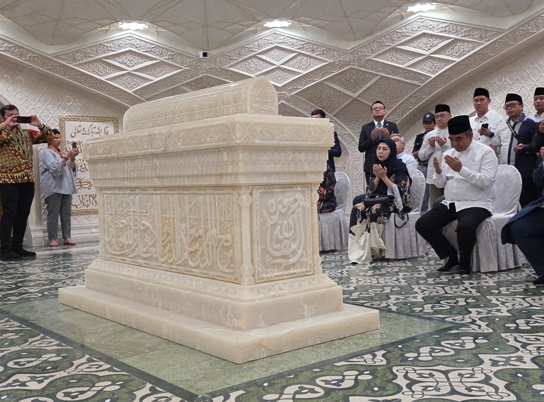Ketua MPR RI Ahmad Muzani beserta delegasi anggota MPR dan para ulama berziarah ke makam Imam Bukhari di Samarkand, Uzbekistan. (Foto/istimewa)