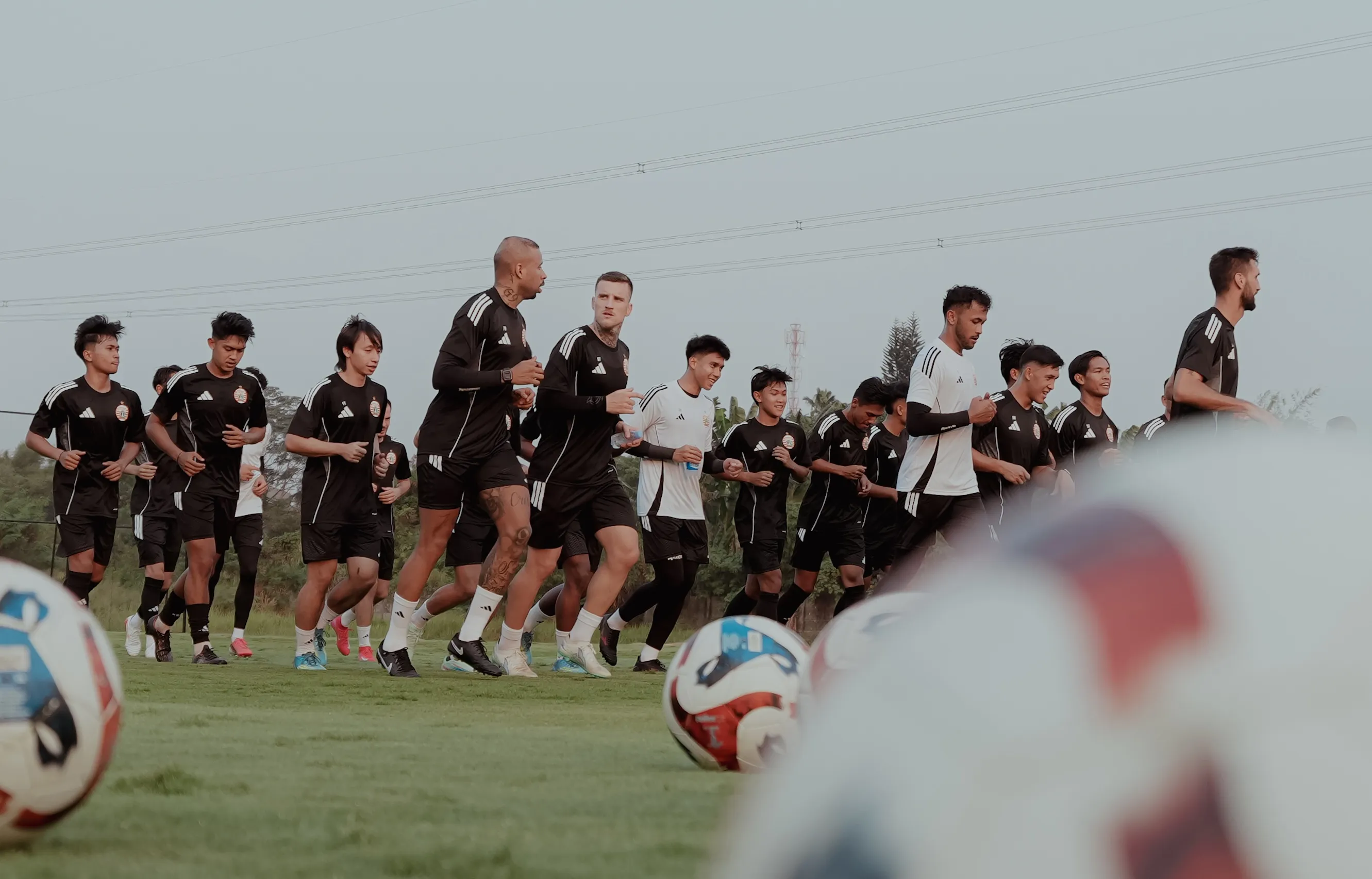 Tim Persija saat melakukan sesi latihan. (Foto/Persija)
