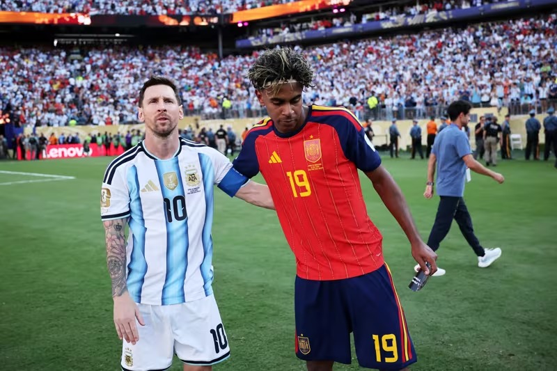 Kapten Timnas Argentina Lionel Messi (kiri) dan Pemain Spanyol Laminel Yamal (kanan). (Foto/FIFA)