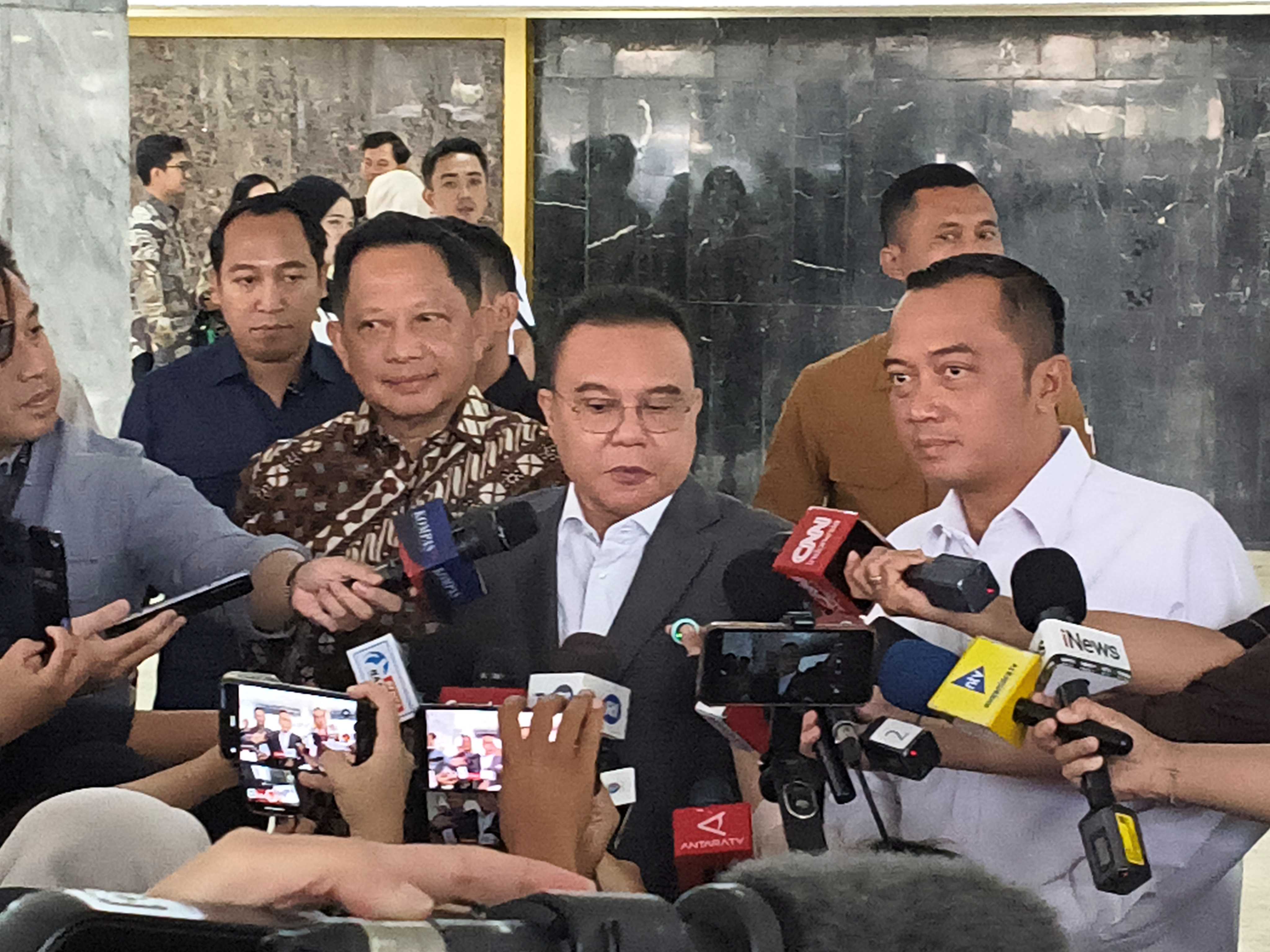 Wakil Ketua DPR RI Sufmi Dasco Ahmad usai rapat koordinasi bersama pemerintah dan Koalisi Ojol Nasional di Kompleks Parlemen, Senayan, Jakarta, Kamis (23/7/2026). (BeritaNasional/Ahda)