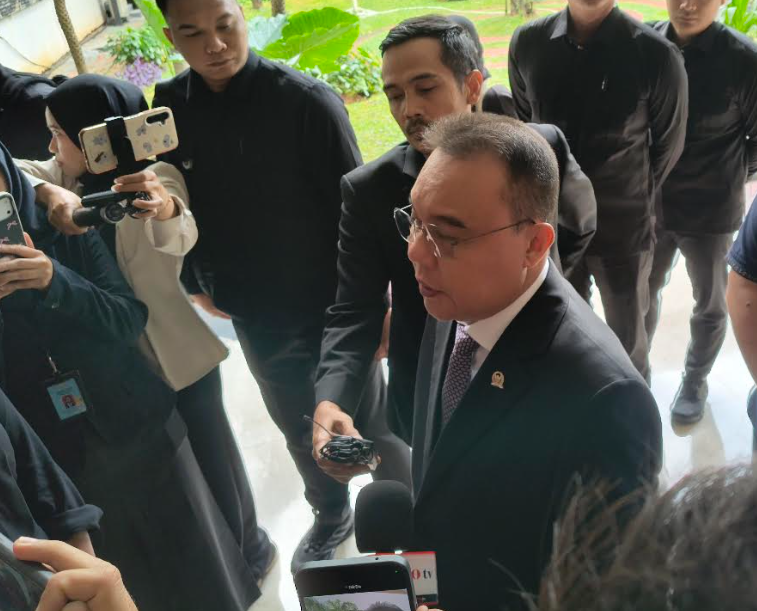 Wakil Ketua DPR Sufmi Dasco Ahmad memberikan keterangan pers usai Rapur di gedung DPR. (BeritaNasional/Ahda)
