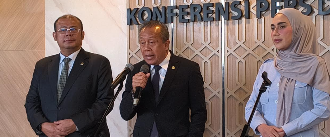 Wakil Ketua DPR Saan Mustopa (tengah) menyampaikan keterangan pers di gedung DPR Jakarta. (BeritaNasional/Ahda)