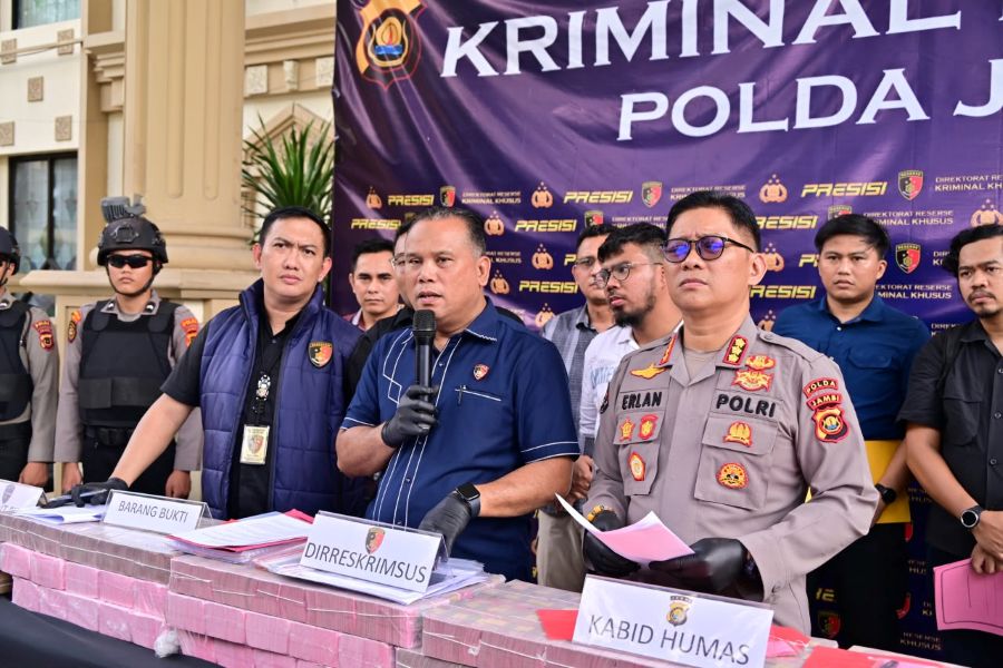 Polda Jambi tangkap tiga tersangka pembobolan sistem Bank Jambi. (Foto/ist)